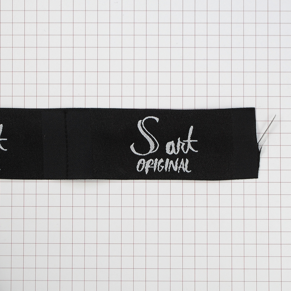 Этикетка тканевая вышитая S art  №2, 3*8см, черная, белый лого /atkisatin/, шт. Вышивка / этикетка тканевая