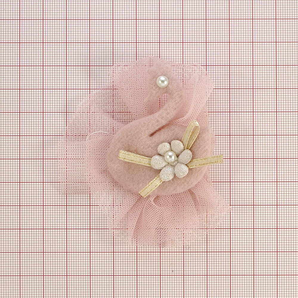 Аппликация тканевая пришивная детская Лебедь, 8*8см, розовый фатин, белый цветок, золотой, жемчуг, шт. Нашивка Детская