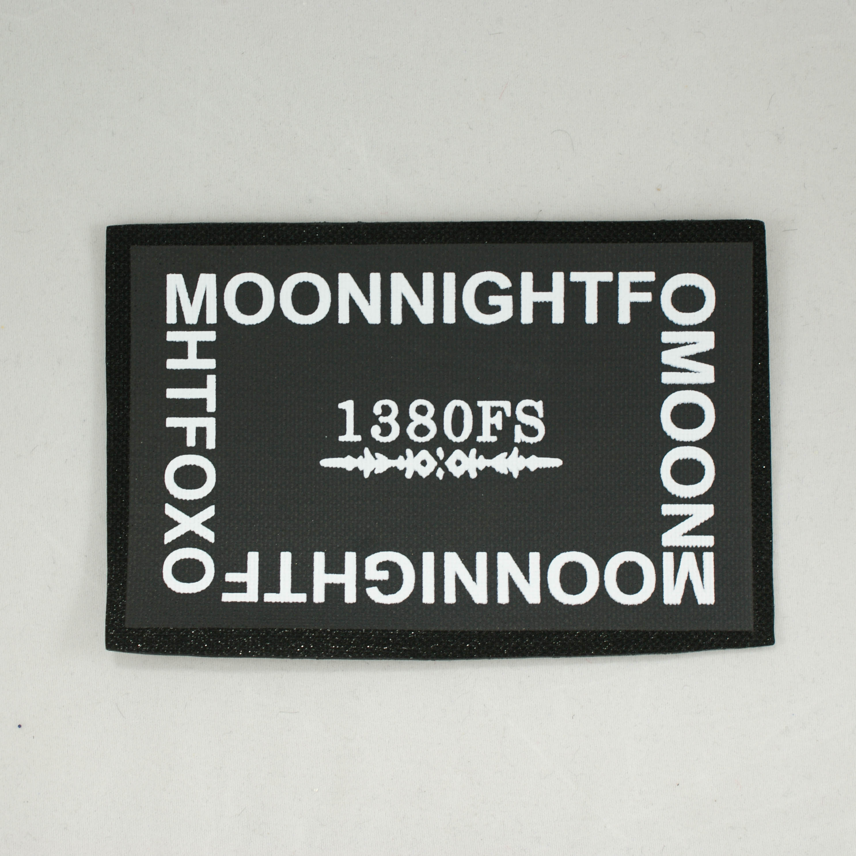 Лейба клеенка блестящая 1380FS 8*13см, черный фон, белые буквы, шт. Лейба Клеенка