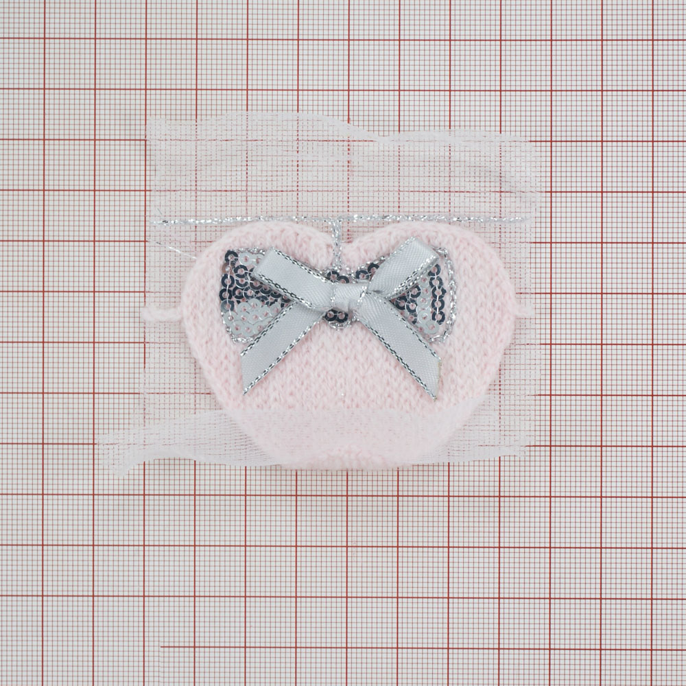 Аппликация вязаная пришивная Сердце и бант 7*6см розовый фон, серый бант. Аппликации Пришивные Кружевные Вязаные