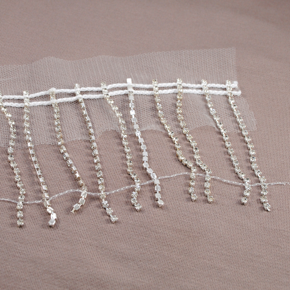 Бахрома из страз на сетке, белая основа, никель, бел.камни, 7см, ярд. Тесьма из страз