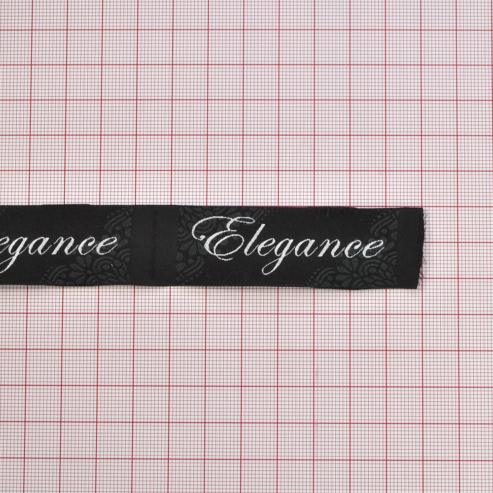 Этикетка тканевая вышитая Elegance №14, 2,5*7,6см, черно-белая с цветочным орнаментом /70 atki/ . Вышивка / этикетка тканевая