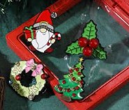 Комплект брошей (гном, венок, елка), красный, белый, зеленый, салатовый, шт. Броши комплект