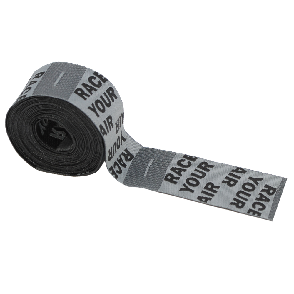 Этикетка тканевая Race your air 2,5см серая и черный лого /флажок, 70 atki/, шт. Вышивка / этикетка тканевая