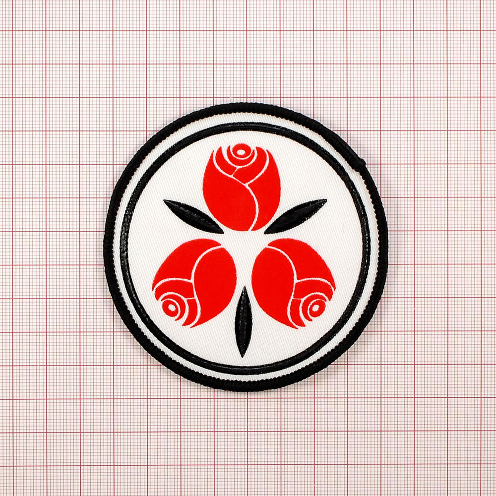 Нашивка тканевая 3 розы, Ø 8.5см, черный, белый, красные розы, шт. Нашивка Резиновый Конгрев