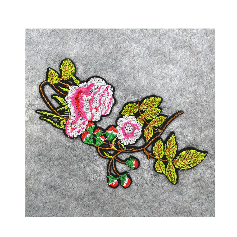 Аппликация клеевая вышитая Роза Блейз 17*9,5см нежный розово-белый цветок, шт. Аппликации клеевые Вышивка