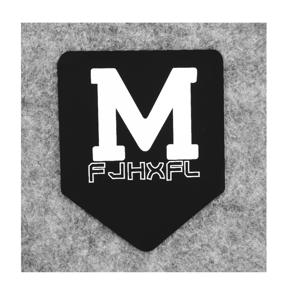 Термоаппликация резиновая М 50*60мм черная флажок, белый лого, шт. Термопереводки Резиновые, Термопленка