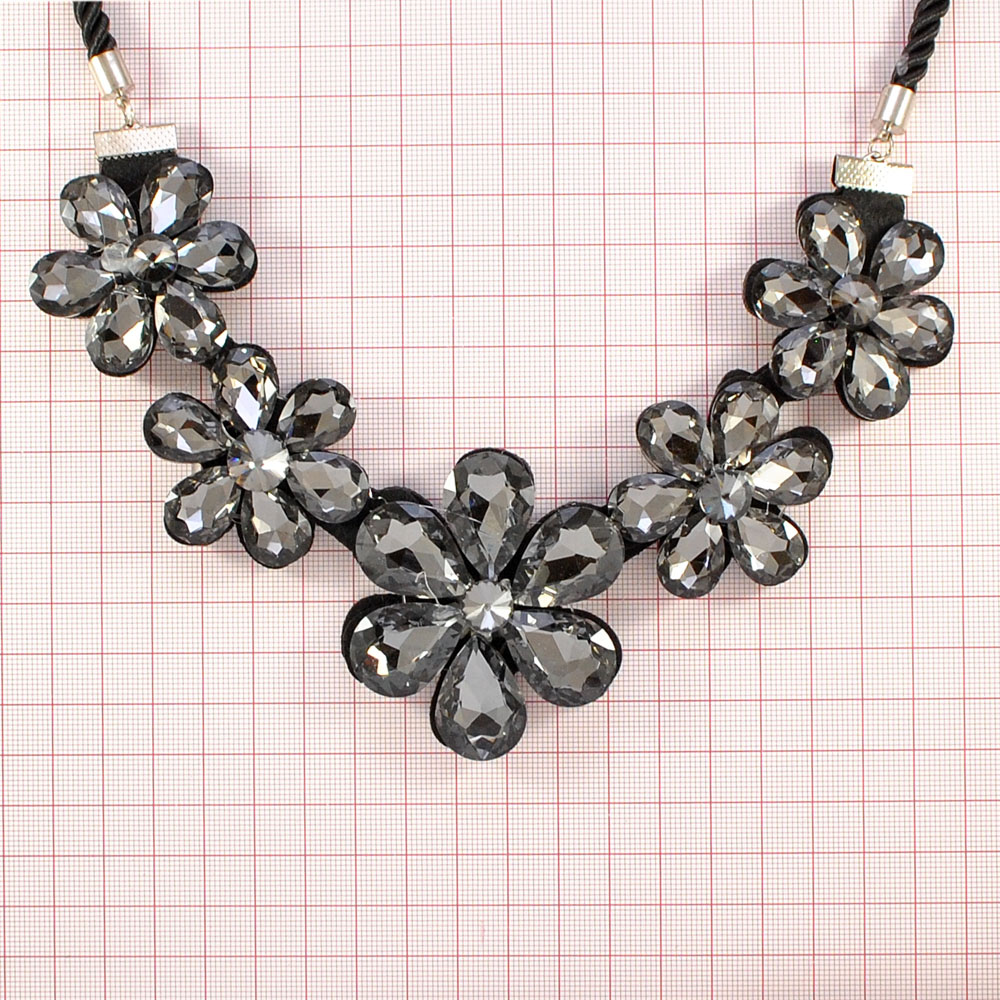 Воротник Цветы украшение из страз темно-серые, на застежке, шт. Воротники