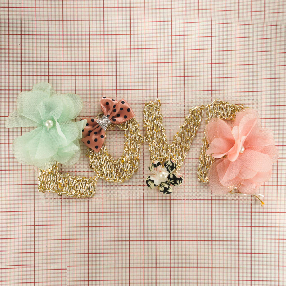 Аппликация вязаная пришивная LOVE буквы Два пиона 21*9см бело-золотой, светло-салатный, светло-розовый, розоый в синий горошек бант, шт. Аппликации Пришивные Кружевные Вязаные