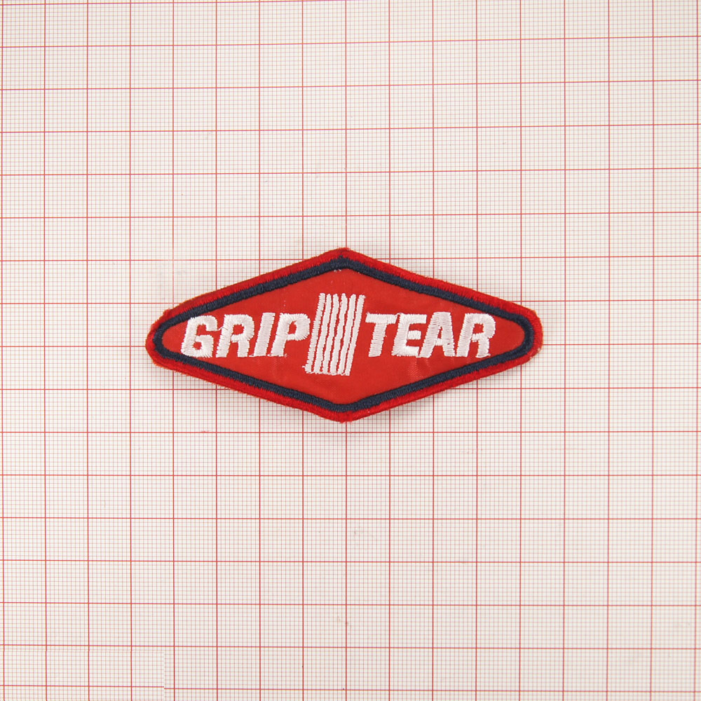 Нашивка Grip Tear, ромб мал, красный фон, белые буквы. Шеврон Нашивка