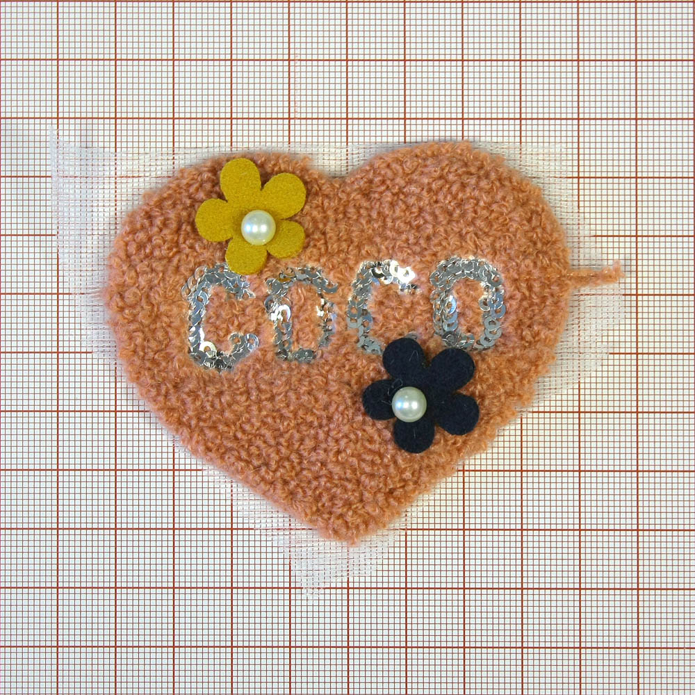 Аппликация вязаная пришивная Сердце COCO 6,5*7,5см розовая, пайетки серебро, 2 цветка, белый жемчуг, шт. Аппликации Пришивные Кружевные Вязаные