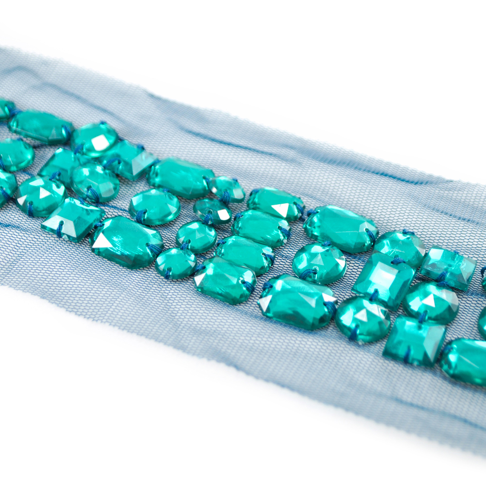 Тесьма резан., стразы пришивные изумрудные квадратные, круглые, многогранные в 3-4 ряда на фатине, шт. Отделка Тесьма резаная