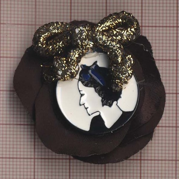 Брошь № 62 Белоснежка 40*45мм черная, белая эмаль, люрекс золото, шт. Броши