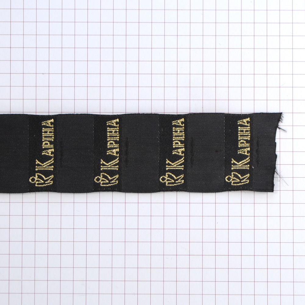 Этикетка тканевая вышитая Карина №4 /флажок черный с золотом. Вышивка / этикетка тканевая