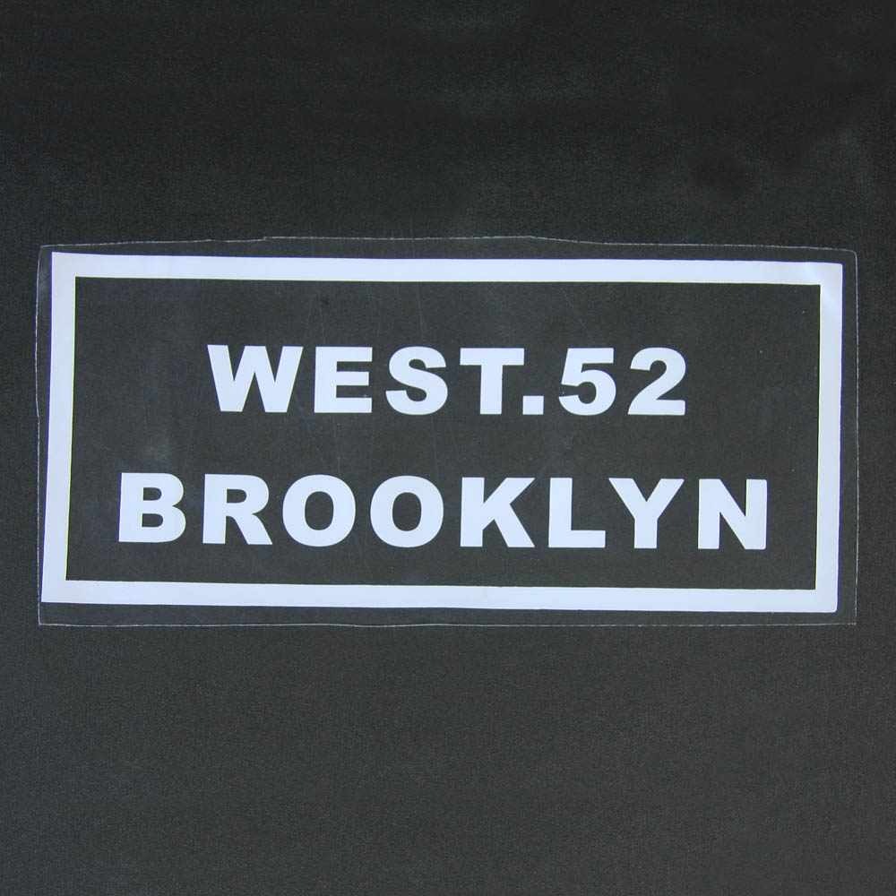 Аппликация клеенка пришивная West Brooklyn 25*12см белый лого, белая рамка, черный фон, шт. Аппликации Пришивные Резина, Силикон