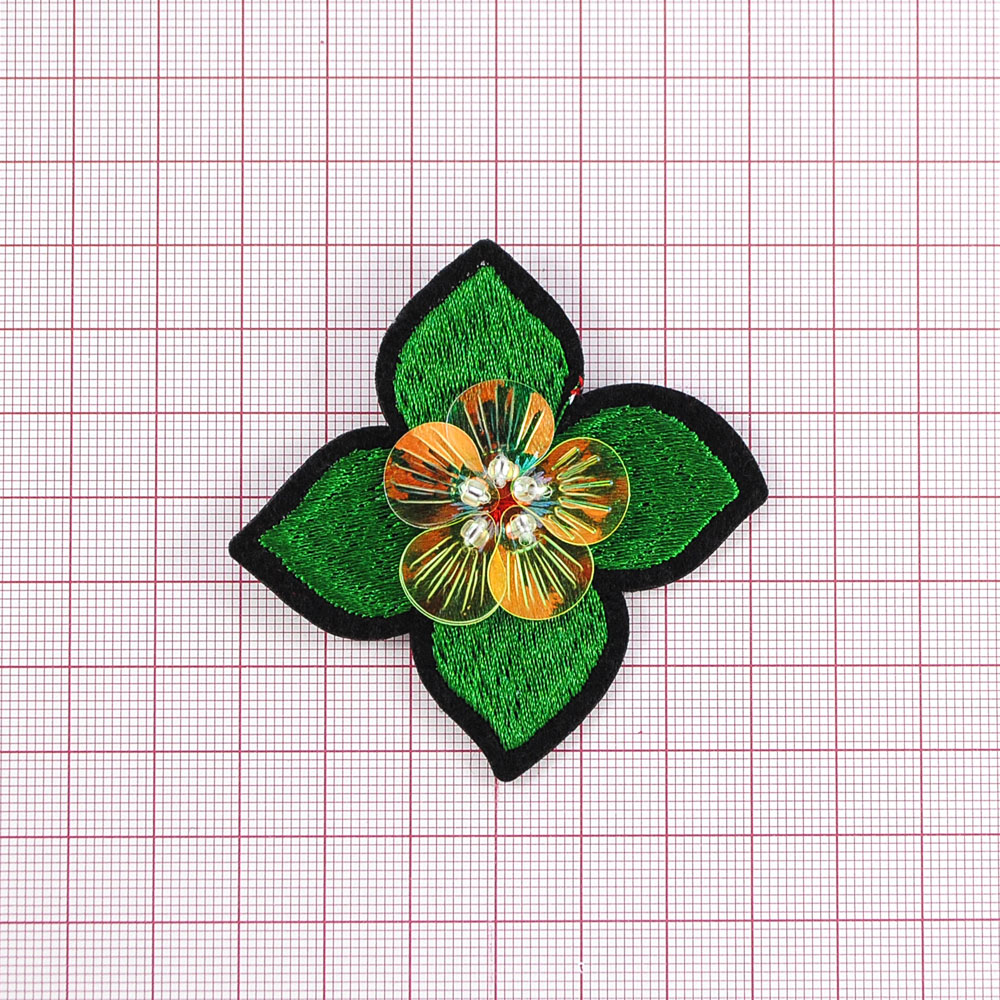 Аппликация клеевая вышитая Зеленый цветок с пайетками, 4,5*5см, зеленый, золотые пайетки. Аппликации клеевые Вышивка