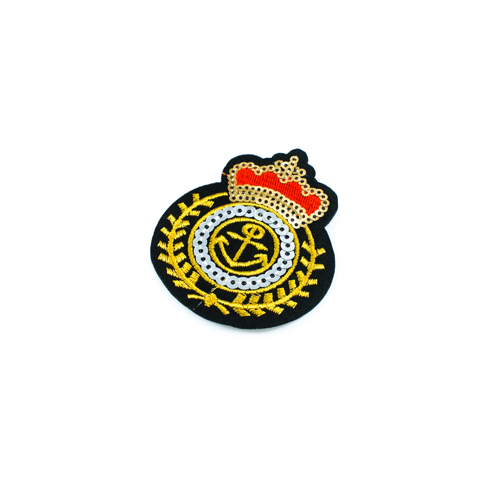Аппликация клеевая вышитая Эмблема 7*6см желтые, красные нити, золотистые, серебристые пайетки. Аппликации клеевые Вышивка