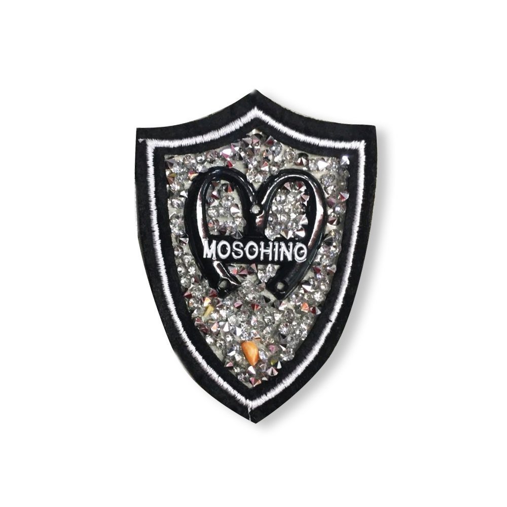 Аппликация клеевая стразы Эмблема MOSOHINO 5*7см черный, белый, камни белый, металл белый, черный, шт.. Аппликации клеевые Стразы комб.