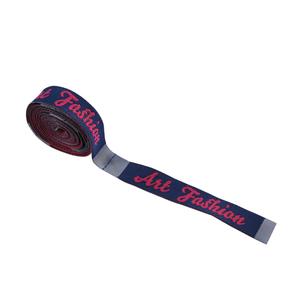 Этикетка тканевая вышитая  Art Fashion №4, 1,2см, синяя, малиновый лого. Вышивка / этикетка тканевая