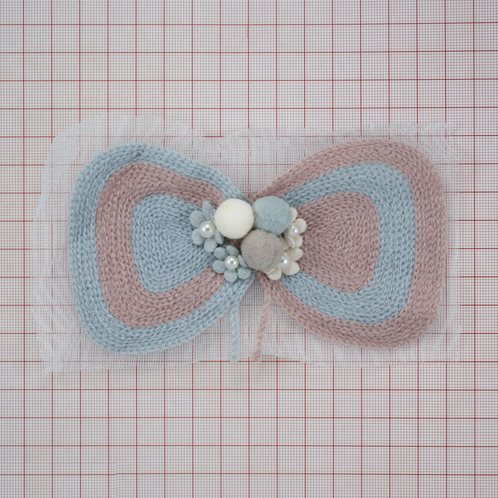 Аппликация вязаная пришивная Бант с бусинами 13,5*7,5см серый, розовый, перламутр бусины, шт. Аппликации Пришивные Кружевные Вязаные