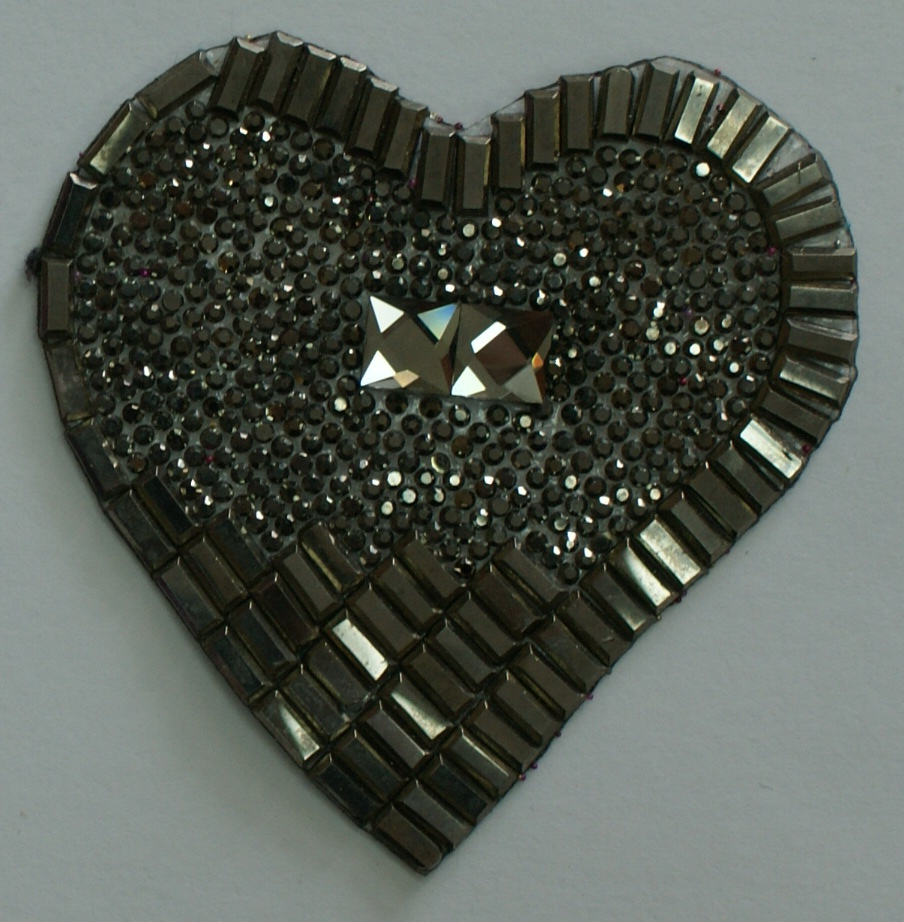 Аппликация клеевая стразы Сердце 72*74мм графит прямоугольный камень 7*3мм+Black diamond квадратный 8мм, графит 2мм, шт. Аппликации клеевые Стразы