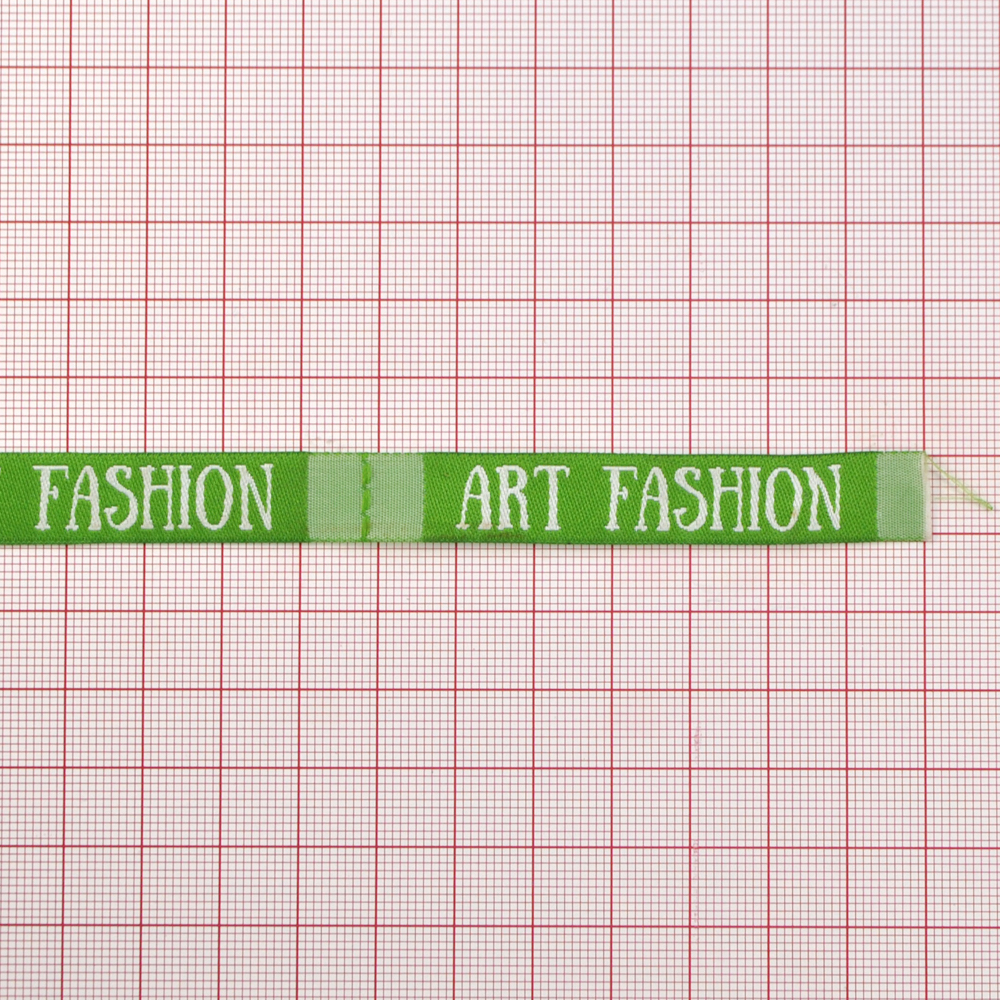 Этикетка тканевая вышитая  Art Fashion №1, 1,2*8,0см, зеленая, белый лого. Вышивка / этикетка тканевая