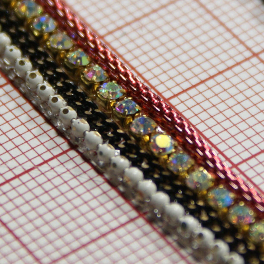 Тесьма стразы клеевые H14-2,0,8см, белая, золото с камнями белый хамелеон, ярд. Тесьма из страз