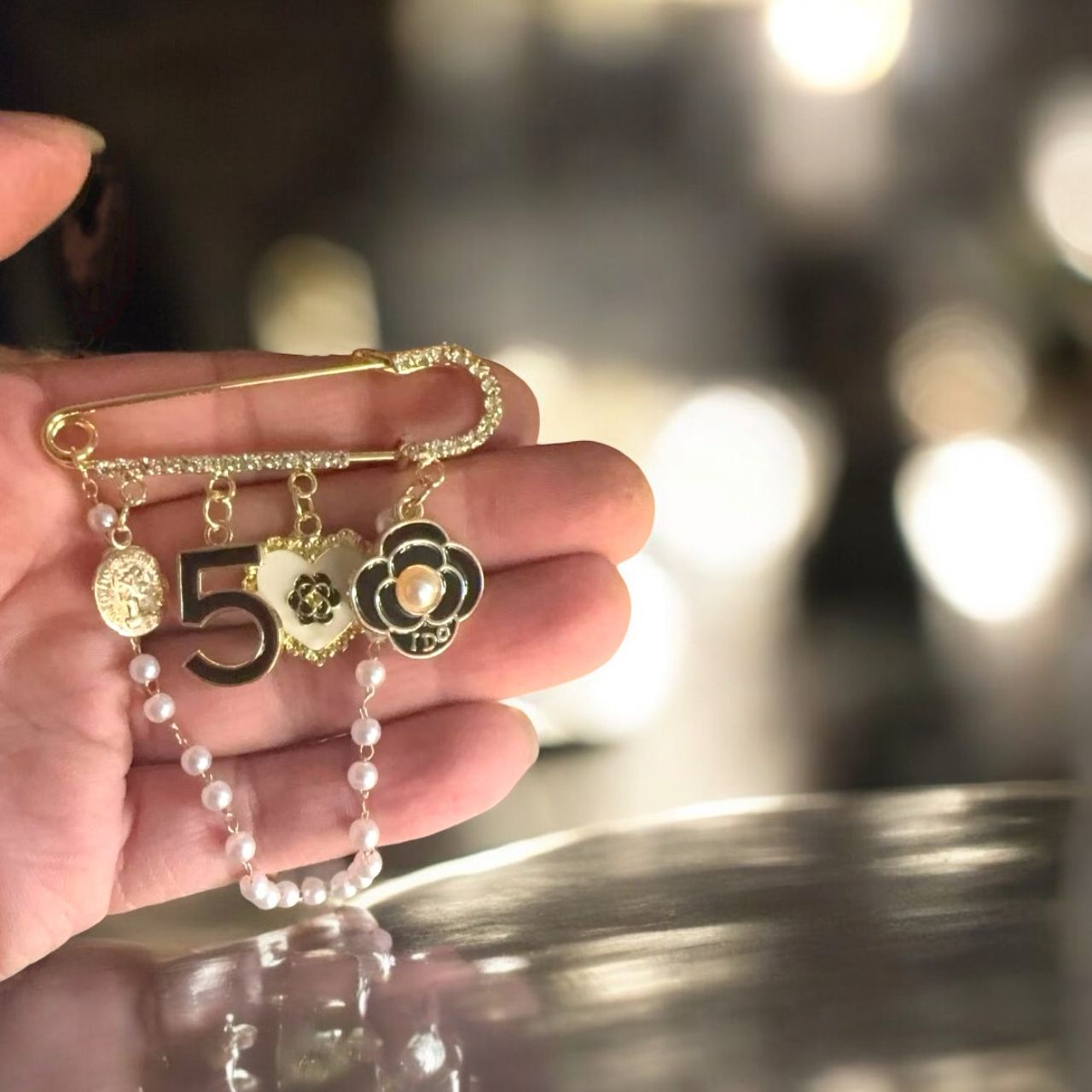 Брошь металл. с жемчугом Роза, 5 и сердце, золото, черный, цепочки, шт. Булавки