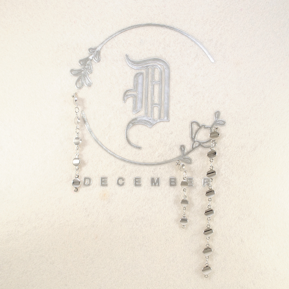 Термоаппликация "D" (december), 9*9,5см, серебро, цепочки-подвески, шт. Термоаппликации Резиновые Клеенка