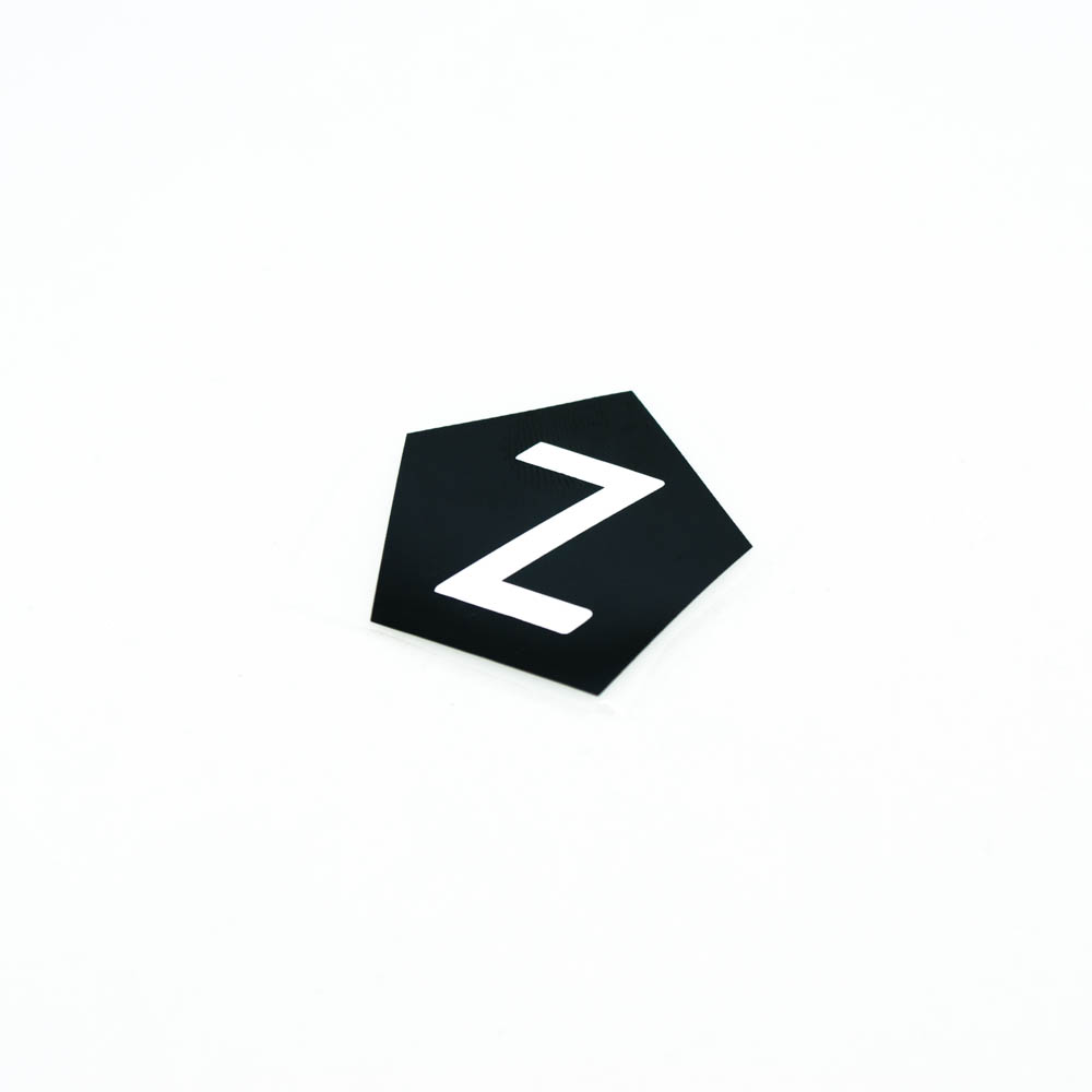 Термоаппликация резиновая Z 35*35мм черная пятиугольная, белый лого, шт. Термоаппликации Резиновые Клеенка