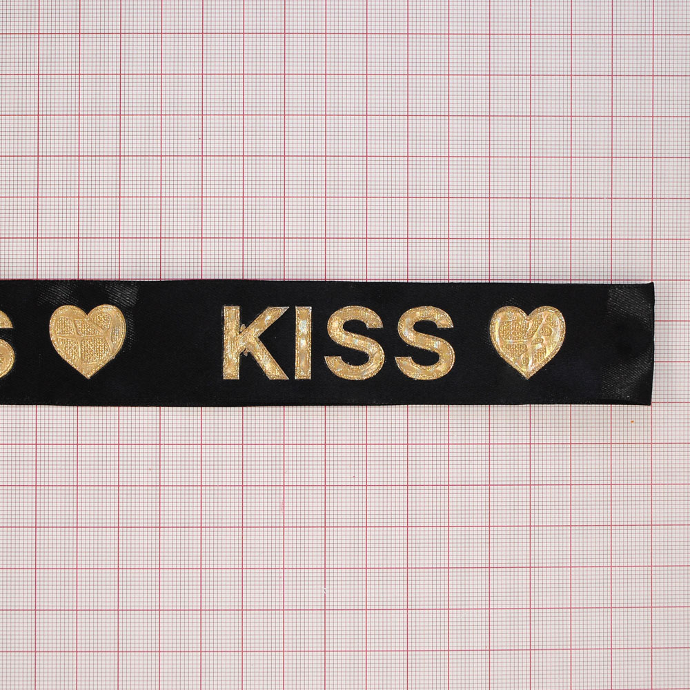 Тесьма с прорезиненным лого KISS Сердце, 3см, черный, золотой, ярд. Тесьма