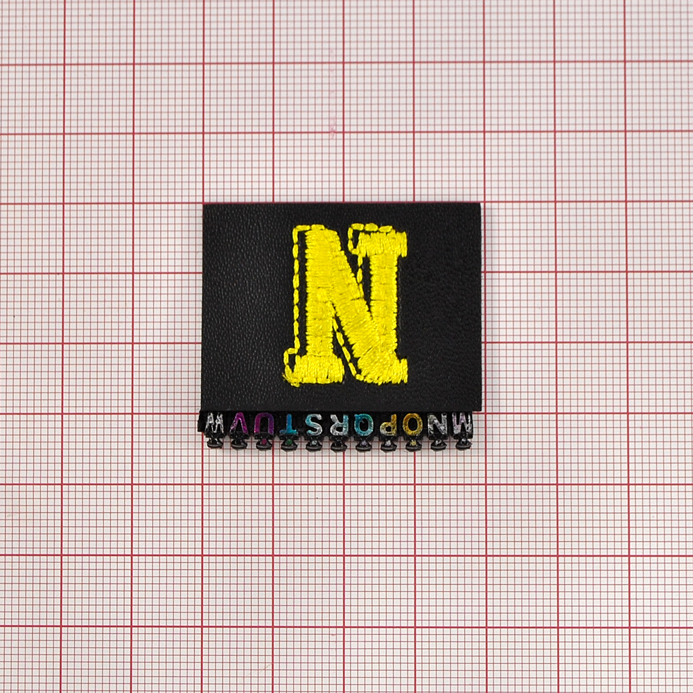 Лейба кожзам и пластик "N.",  3,5*4см, черный, желтый, фиолетовый, серый, шт. Лейба Кожзам