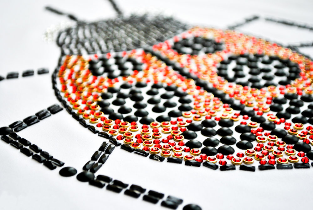 Термоаппликация из страз Божья коровка 28*24см, камни красный, белый, черно-матовый, темно-серый, шт. Аппликации клеевые Рисунки из страз