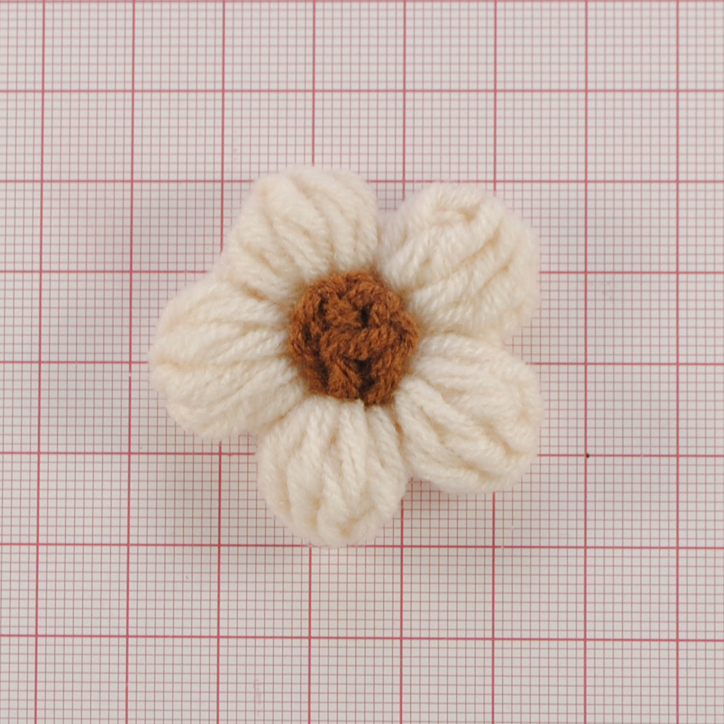 Аппликация тк. приш. дет. цветок вязаный 4*4см, крем., корич., шт. Аппликации Пришивные Кружевные Вязаные
