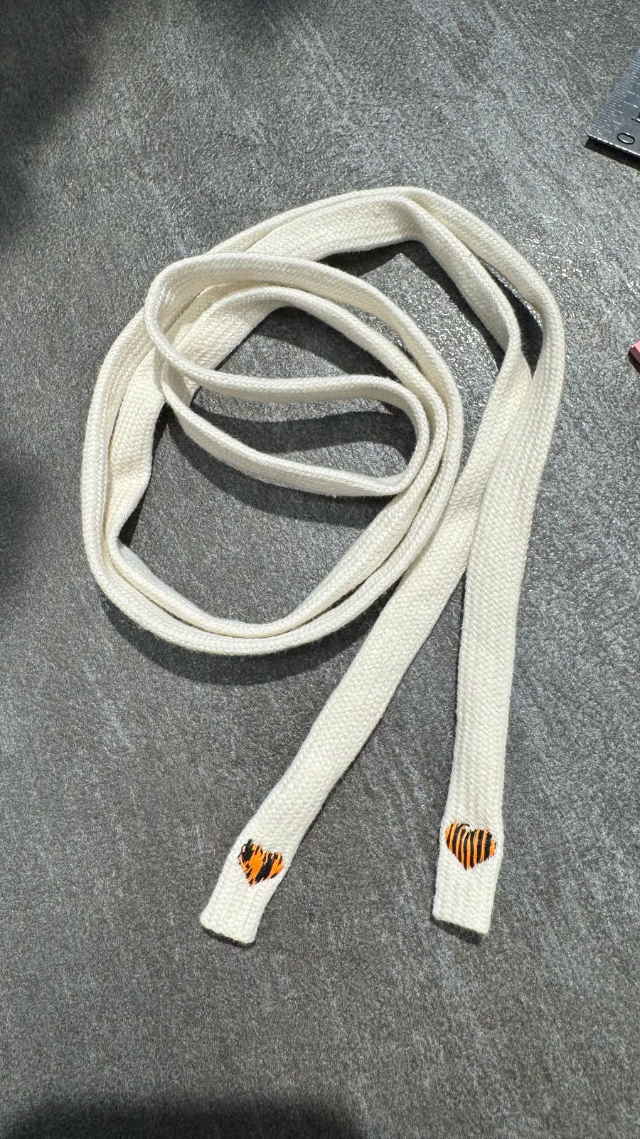 Шнурок натуральный с цветным сердцем, 1*134см /плоский/, шт. Шнур