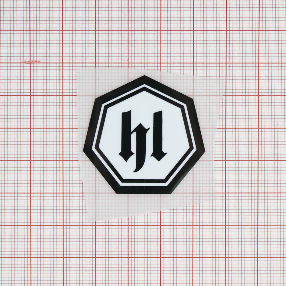 Термоаппликация резиновая hl 37*37мм, буквы в шестиугольнике, бело-черная, шт. Термопереводки Резиновые, Термопленка