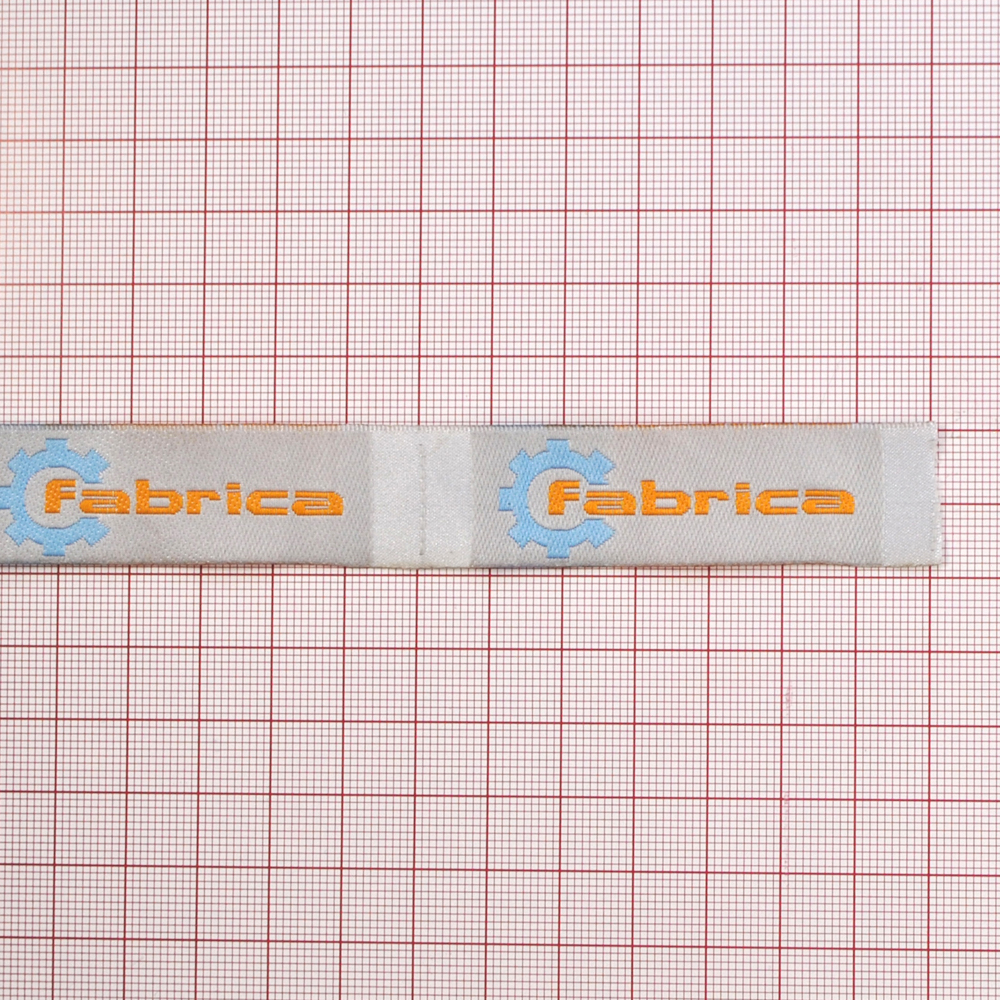 Этикетка тканевая вышитая Fabrica 2см серо-оранжево-голубая 100м. Вышивка / этикетка тканевая