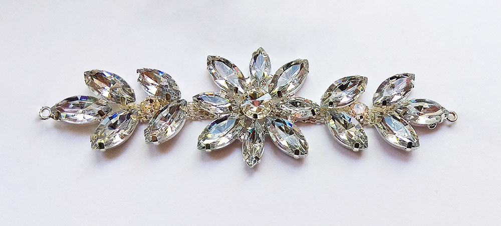 Перетяжка-цветок со стразами, 13,1*4см, серебро, crystal, шт. Перетяжка металл со стразами