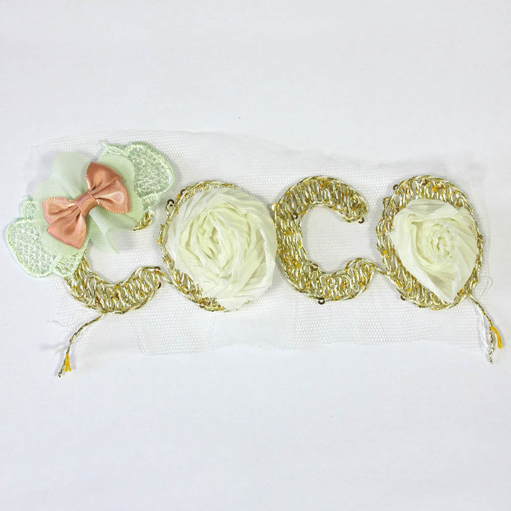 Аппликация вязаная пришивная COCO буквы 18*8см бело-золотая, белые розы, светло-салатная, светло-розовый бант, шт. Аппликации Пришивные Кружевные Вязаные