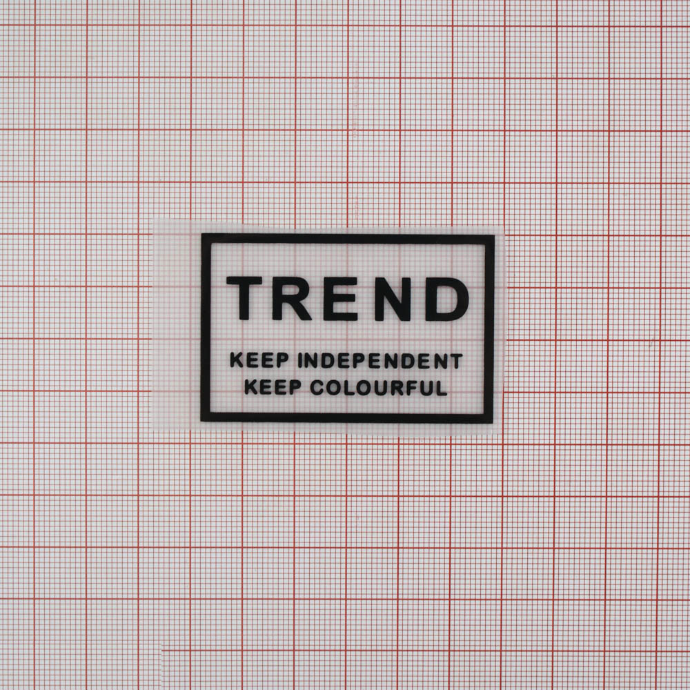 Термоаппликация резиновая TREND прямоугольная белая, черный лого 56*36мм, шт. Термопереводки Резиновые, Термопленка