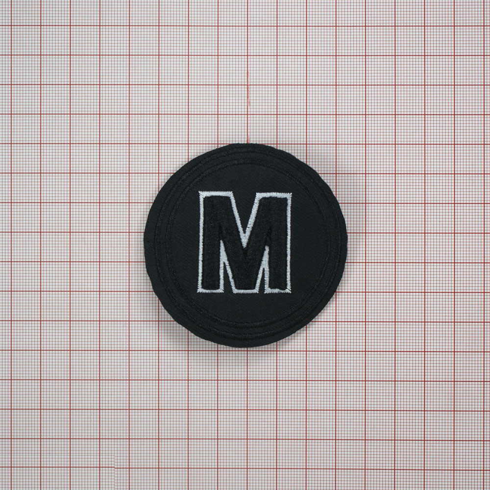 Нашивка кожзам M вышитый 6,8*6,8см черный, белый /вышитый лого/, шт. Нашивка Кожзам