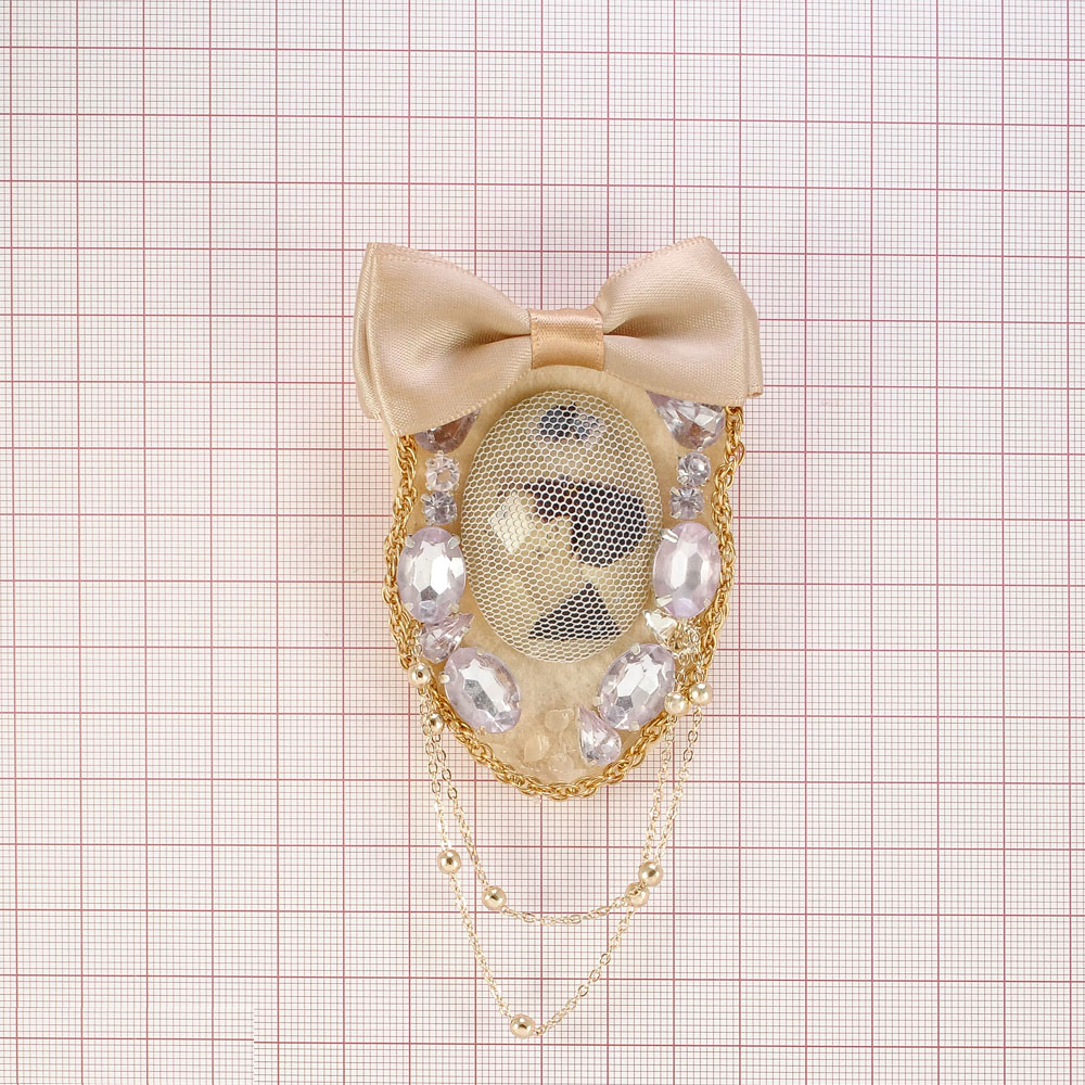 Брошь № 27 Портрет-вуаль бежевый бантик, цепочки GOLD, шт. Броши
