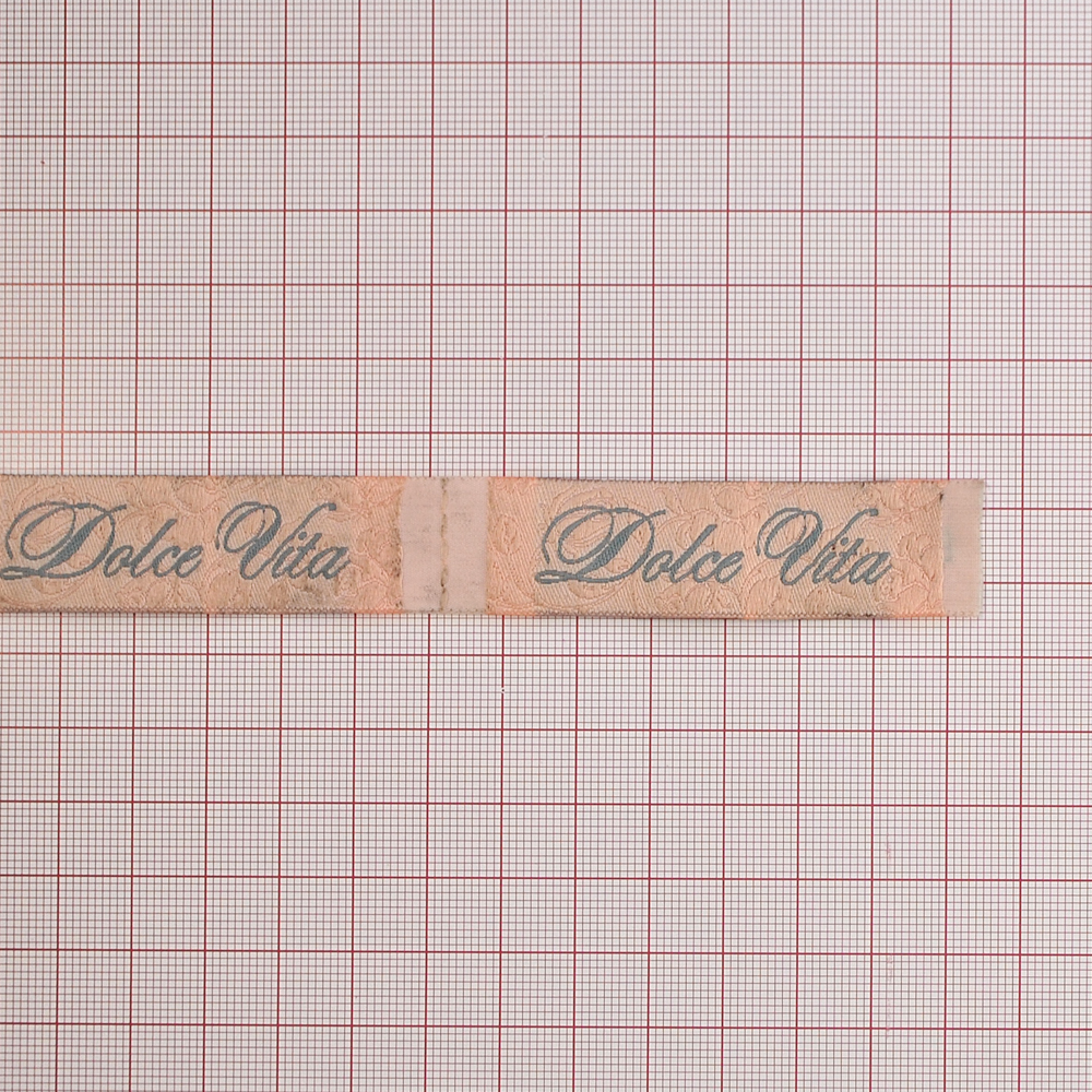 Этикетка тканевая вышитая Dolce Vita №1, 2см, кремовая, серый лого. Вышивка / этикетка тканевая