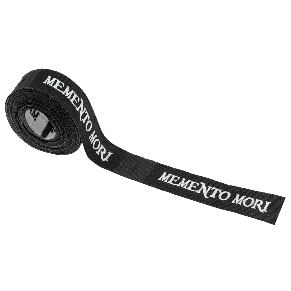 Этикетка тканевая Memento mori 1,5см черная и белый лого /70 atki/, шт. Вышивка / этикетка тканевая