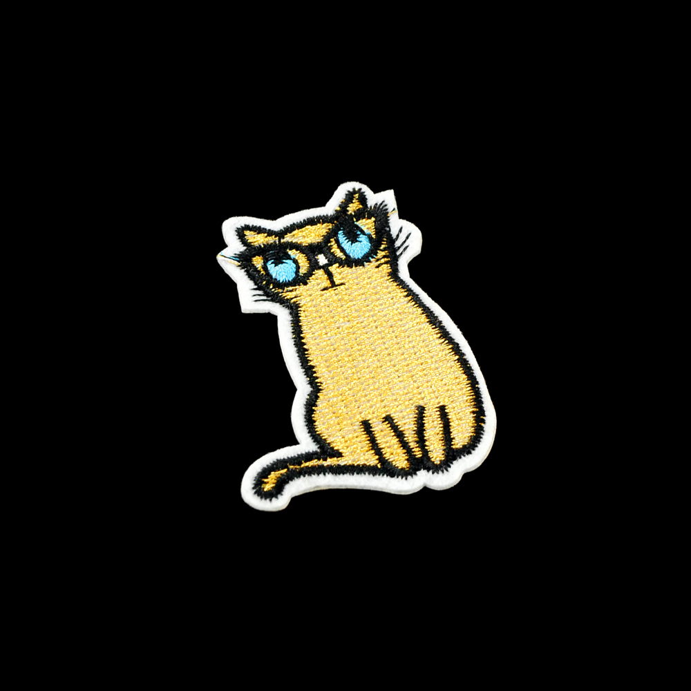 Аппликация клеевая вышитая Кот в очках 4,5*6,5см черный, белый, голубой, желтый, шт. Аппликации клеевые Вышивка