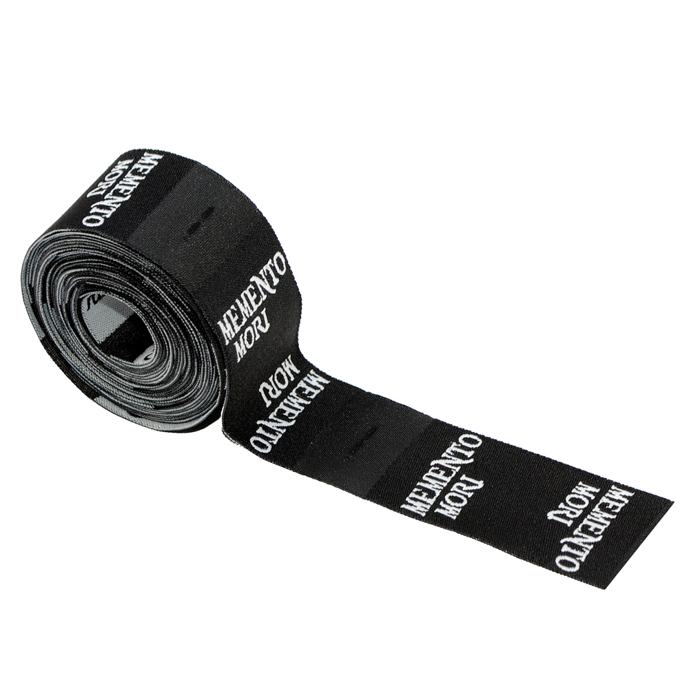 Этикетка тканевая Memento mori 2,5см черная и белый лого /флажок, 70 atki/, шт. Вышивка / этикетка тканевая