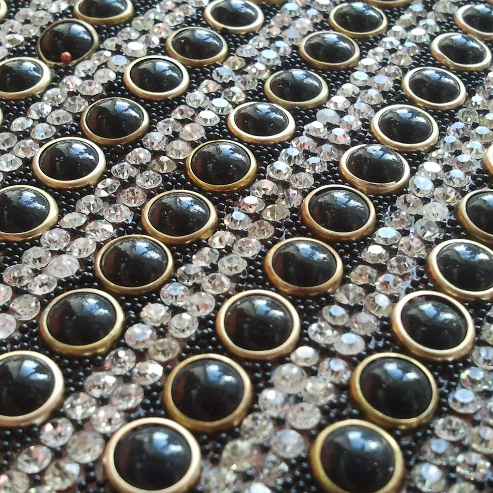 Стразы полотно клеевое №34 Кнопки черный жемчуг в золоте, черная россыпь, белые камни 2мм, 40*24см, 1лист. Полотна из страз