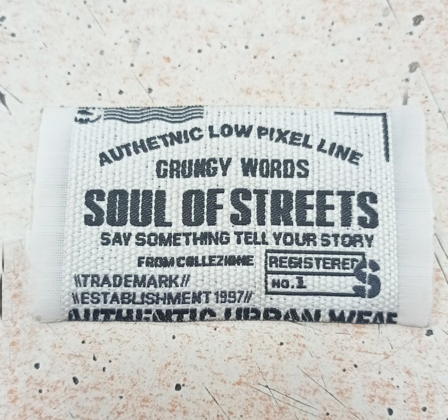 Вышивка Soul of streets 3,5см белая и черный лого /рельефная/, шт. Вышивка / этикетка тканевая