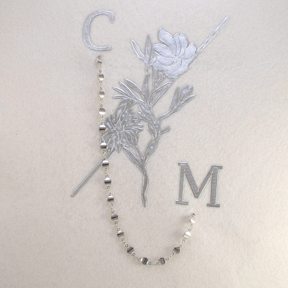 Термоаппликация "C M" (цветы), 9*12см, серебро, цепочка, шт. Термоаппликации Резиновые Клеенка