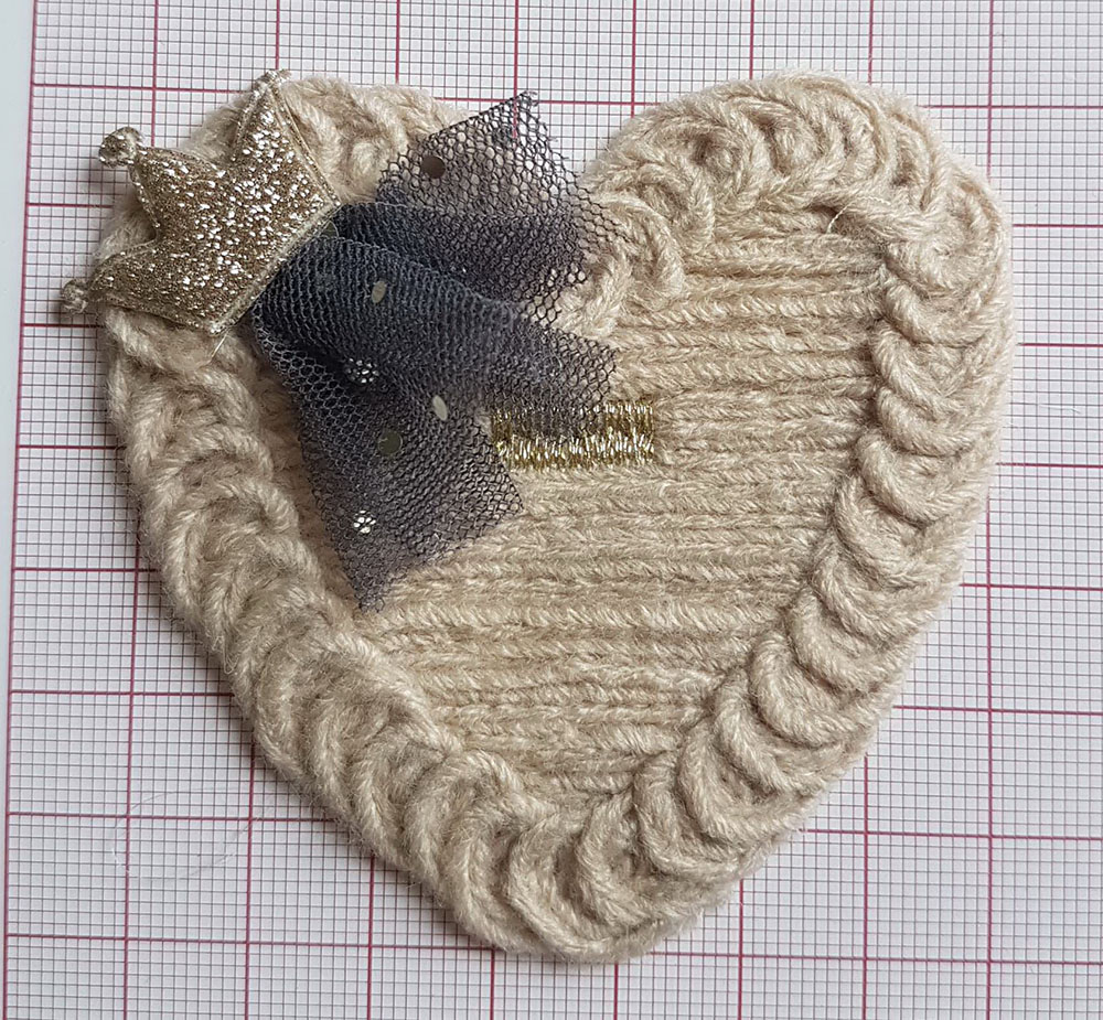 Аппликация вязаная пришивная Сердце Корона 7,5*7,5см бежевая, серая, золотой люрекс, корона золотой глиттер, шт. Аппликации Пришивные Кружевные Вязаные